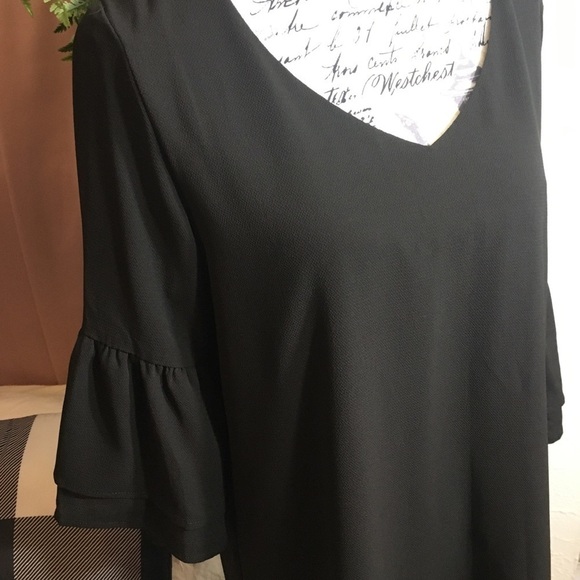Belongsei - Straight black dress with ruffle sleeve - Picture 2 of 8